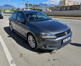 Vista frontale di un noleggio Volkswagen Jetta a Tirana, Albania ✓ Auto #7441. ✓ Cambio Automatico TM ✓ 0 recensioni.