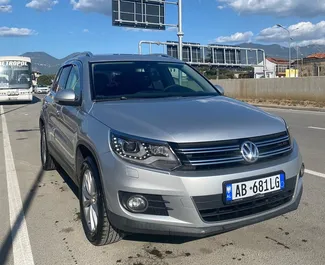 Vista frontale di un noleggio Volkswagen Tiguan a Tirana, Albania ✓ Auto #7442. ✓ Cambio Automatico TM ✓ 0 recensioni.