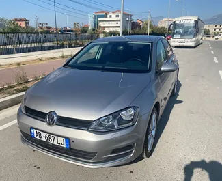 Vista frontale di un noleggio Volkswagen Golf 7 a Tirana, Albania ✓ Auto #7444. ✓ Cambio Automatico TM ✓ 0 recensioni.