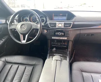 Noleggio Mercedes-Benz E-Class. Auto Premium per il noleggio in Albania ✓ Cauzione di Deposito di 300 EUR ✓ Opzioni assicurative CDW, SCDW, All'estero, Giovane.