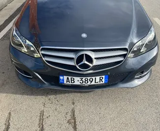 Vista frontale di un noleggio Mercedes-Benz E-Class a Tirana, Albania ✓ Auto #10782. ✓ Cambio Automatico TM ✓ 0 recensioni.