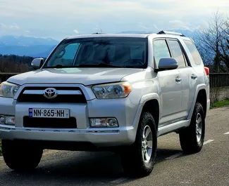 Vista frontale di un noleggio Toyota 4 Runner a Kutaisi, Georgia ✓ Auto #8566. ✓ Cambio Automatico TM ✓ 0 recensioni.