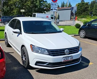 Vista frontale di un noleggio Volkswagen Passat all'aeroporto di Kutaisi, Georgia ✓ Auto #10703. ✓ Cambio Automatico TM ✓ 0 recensioni.