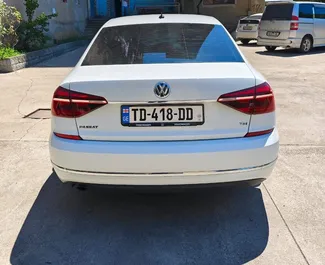 Interni di Volkswagen Passat in affitto in Georgia. Un'ottima auto da 5 posti con cambio Automatico.