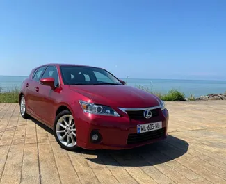 Vista frontale di un noleggio Lexus CT200H a Tbilisi, Georgia ✓ Auto #10438. ✓ Cambio Automatico TM ✓ 0 recensioni.