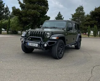 Vista frontale di un noleggio Jeep Wrangler a Tbilisi, Georgia ✓ Auto #10692. ✓ Cambio Automatico TM ✓ 0 recensioni.