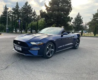 Vista frontale di un noleggio Ford Mustang Cabrio a Tbilisi, Georgia ✓ Auto #10694. ✓ Cambio Automatico TM ✓ 0 recensioni.