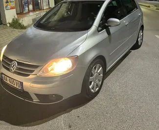 Vista frontale di un noleggio Volkswagen Golf Plus a Durazzo, Albania ✓ Auto #9894. ✓ Cambio Automatico TM ✓ 0 recensioni.