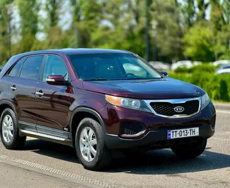 Vista frontale di un noleggio Kia Sorento a Kutaisi, Georgia ✓ Auto #8567. ✓ Cambio Automatico TM ✓ 0 recensioni.