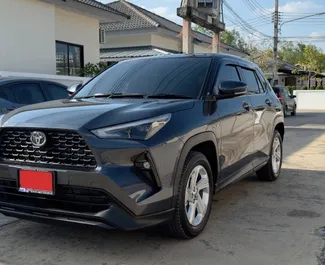 Vista frontale di un noleggio Toyota Yaris Cross all'aeroporto di Phuket, Thailandia ✓ Auto #10804. ✓ Cambio Automatico TM ✓ 0 recensioni.