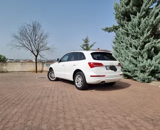 Vista frontale di un noleggio Audi Q5 all'aeroporto di Tirana, Albania ✓ Auto #10923. ✓ Cambio Automatico TM ✓ 0 recensioni.