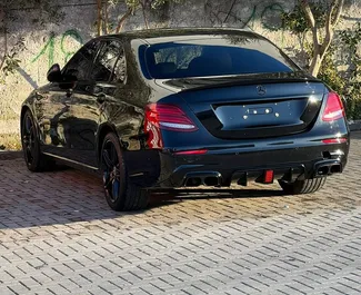 Vista frontale di un noleggio Mercedes-Benz E200 d all'aeroporto di Tirana, Albania ✓ Auto #10928. ✓ Cambio Automatico TM ✓ 0 recensioni.