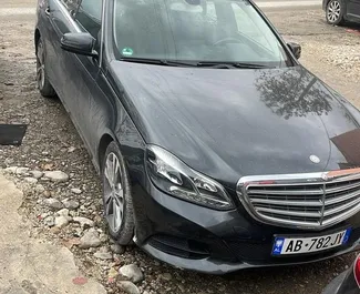 Vista frontale di un noleggio Mercedes-Benz E220 all'aeroporto di Tirana, Albania ✓ Auto #10927. ✓ Cambio Automatico TM ✓ 0 recensioni.