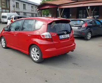 Vista frontale di un noleggio Honda Fit a Tbilisi, Georgia ✓ Auto #10842. ✓ Cambio Automatico TM ✓ 0 recensioni.