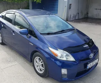 Vista frontale di un noleggio Toyota Prius a Tbilisi, Georgia ✓ Auto #10844. ✓ Cambio Automatico TM ✓ 0 recensioni.