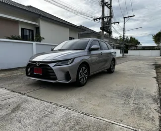 Vista frontale di un noleggio Toyota Yaris Ativ all'aeroporto di Phuket, Thailandia ✓ Auto #10809. ✓ Cambio Automatico TM ✓ 0 recensioni.