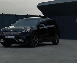 Vista frontale di un noleggio Kia Niro a Tbilisi, Georgia ✓ Auto #10901. ✓ Cambio Automatico TM ✓ 0 recensioni.