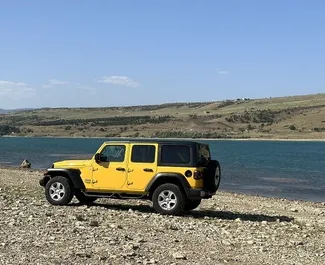 Noleggio Jeep Wrangler. Auto Comfort, SUV per il noleggio in Georgia ✓ Cauzione di Deposito di 800 GEL ✓ Opzioni assicurative RCT, CDW, FDW, Passeggeri, Furto.