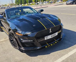 Vista frontale di un noleggio Ford Mustang Coupe a Dubai, Emirati Arabi Uniti ✓ Auto #8413. ✓ Cambio Automatico TM ✓ 0 recensioni.