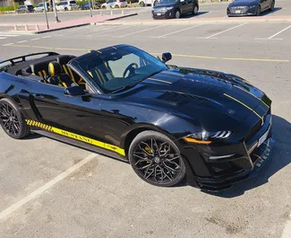 Noleggio Ford Mustang Coupe. Auto Premium, Lusso per il noleggio negli Emirati Arabi Uniti ✓ Cauzione di Deposito di 2000 AED ✓ Opzioni assicurative RCT, SCDW.