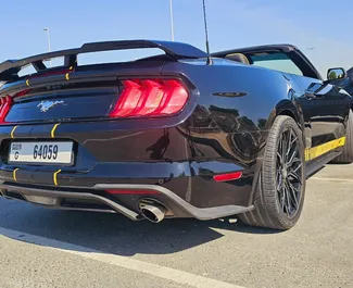 Ford Mustang Coupe 2022 disponibile per il noleggio a Dubai, con limite di chilometraggio di 200 km/giorno.