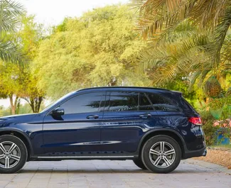 Noleggio Mercedes-Benz GLC300. Auto Comfort, Premium, Crossover per il noleggio negli Emirati Arabi Uniti ✓ Cauzione di Senza deposito ✓ Opzioni assicurative RCT, SCDW, Passeggeri, Furto, Senza deposito.