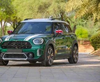 Vista frontale di un noleggio Mini Countryman Cooper S a Dubai, Emirati Arabi Uniti ✓ Auto #8562. ✓ Cambio Automatico TM ✓ 0 recensioni.