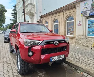 Noleggio Toyota 4 Runner. Auto Comfort, SUV per il noleggio in Georgia ✓ Cauzione di Deposito di 300 GEL ✓ Opzioni assicurative RCT, CDW, Furto, Senza deposito.