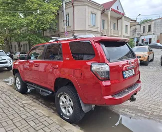 Toyota 4 Runner 2016 disponibile per il noleggio a Tbilisi, con limite di chilometraggio di illimitato.