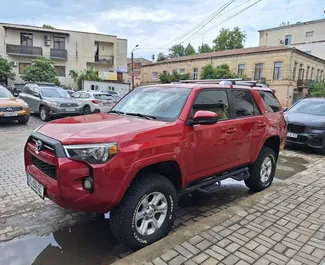 Vista frontale di un noleggio Toyota 4 Runner a Tbilisi, Georgia ✓ Auto #10898. ✓ Cambio Automatico TM ✓ 0 recensioni.