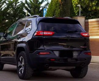 Jeep Cherokee 2019 disponibile per il noleggio a Tbilisi, con limite di chilometraggio di illimitato.