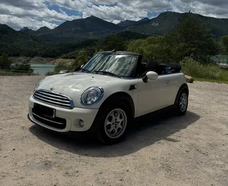 Vista frontale di un noleggio Mini Cooper Cabrio a Barcellona, Spagna ✓ Auto #10833. ✓ Cambio Automatico TM ✓ 0 recensioni.