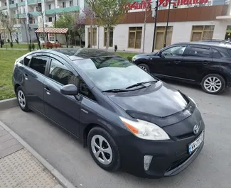 Vista frontale di un noleggio Toyota Prius a Tbilisi, Georgia ✓ Auto #10841. ✓ Cambio Automatico TM ✓ 0 recensioni.