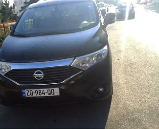 Vista frontale di un noleggio Nissan Quest a Tbilisi, Georgia ✓ Auto #10899. ✓ Cambio Automatico TM ✓ 0 recensioni.