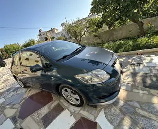 Interni di Toyota Auris in affitto in Albania. Un'ottima auto da 4 posti con cambio Manuale.