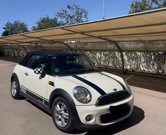 Vista frontale di un noleggio Mini Cooper Cabrio a Barcellona, Spagna ✓ Auto #10834. ✓ Cambio Automatico TM ✓ 0 recensioni.