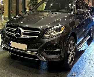 Vista frontale di un noleggio Mercedes-Benz GLE-Class a Tbilisi, Georgia ✓ Auto #10794. ✓ Cambio Automatico TM ✓ 0 recensioni.