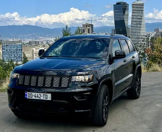 Vista frontale di un noleggio Jeep Grand Cherokee a Tbilisi, Georgia ✓ Auto #9812. ✓ Cambio Automatico TM ✓ 0 recensioni.