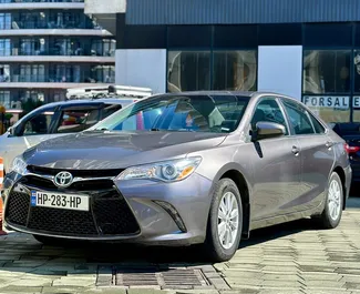 Vista frontale di un noleggio Toyota Camry a Tbilisi, Georgia ✓ Auto #9870. ✓ Cambio Automatico TM ✓ 0 recensioni.