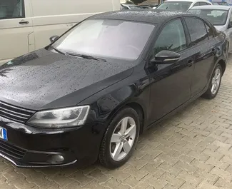 Vista frontale di un noleggio Volkswagen Jetta a Tirana, Albania ✓ Auto #10857. ✓ Cambio Automatico TM ✓ 0 recensioni.