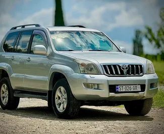 Vista frontale di un noleggio Toyota Land Cruiser Prado a Kutaisi, Georgia ✓ Auto #10823. ✓ Cambio Automatico TM ✓ 0 recensioni.