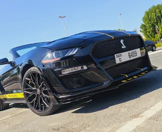 Interni di Ford Mustang Coupe in affitto negli Emirati Arabi Uniti. Un'ottima auto da 4 posti con cambio Automatico.