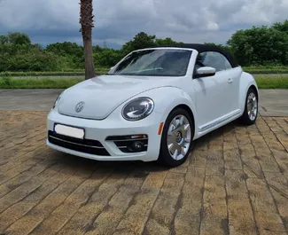 Vista frontale di un noleggio Volkswagen Beetle Cabrio a Batumi, Georgia ✓ Auto #10815. ✓ Cambio Automatico TM ✓ 0 recensioni.