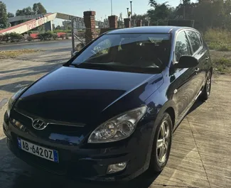 Vista frontale di un noleggio Hyundai i30 a Durazzo, Albania ✓ Auto #10494. ✓ Cambio Manuale TM ✓ 1 recensioni.