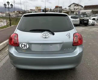 Vista frontale di un noleggio Toyota Auris all'aeroporto di Tirana, Albania ✓ Auto #11088. ✓ Cambio Manuale TM ✓ 0 recensioni.