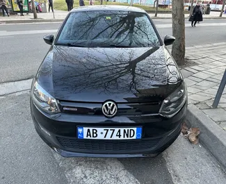 Vista frontale di un noleggio Volkswagen Polo all'aeroporto di Tirana, Albania ✓ Auto #11074. ✓ Cambio Manuale TM ✓ 0 recensioni.