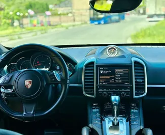 Interni di Porsche Cayenne Turbo in affitto in Georgia. Un'ottima auto da 5 posti con cambio Automatico.