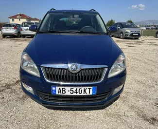 Vista frontale di un noleggio Skoda Fabia Combi all'aeroporto di Tirana, Albania ✓ Auto #11067. ✓ Cambio Manuale TM ✓ 0 recensioni.