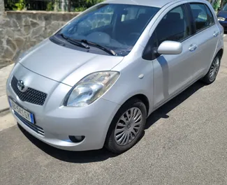 Vista frontale di un noleggio Toyota Yaris a Tirana, Albania ✓ Auto #10985. ✓ Cambio Manuale TM ✓ 0 recensioni.