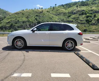 Vista frontale di un noleggio Porsche Cayenne a Tbilisi, Georgia ✓ Auto #6290. ✓ Cambio Automatico TM ✓ 0 recensioni.